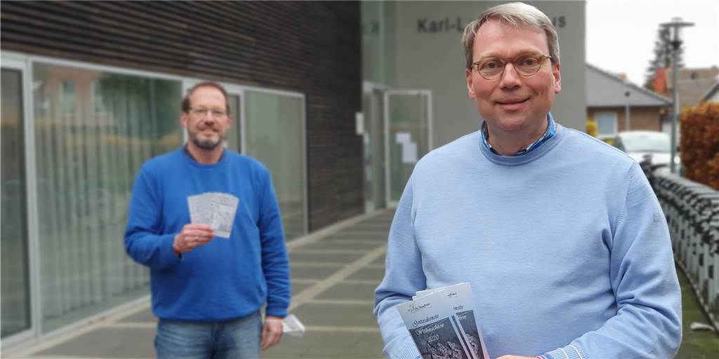 Wegen Corona: Rund 50 Gottesdienste an den drei Weihnachtsfeiertagen Pfarrer Stefan Jürgens und Verwaltungsreferent Marc Klein-Günnewick präsentieren die neuen Flyern für die Weihnachtsgottesdienste.