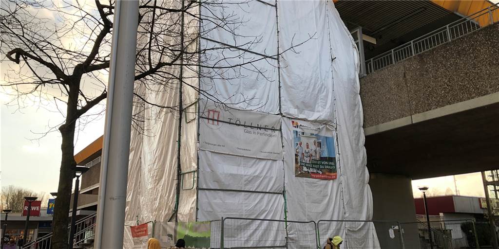 Aufzug-Sanierung im Scharnhorster Zentrum verzögert sich Verhüllt ist nach wie vor der Stadtbahn-Aufzug zur Haltestelle "Scharnhorst-Zentrum" im EKS Richtung Grevel. Die Reparatur wird noch länger dauern