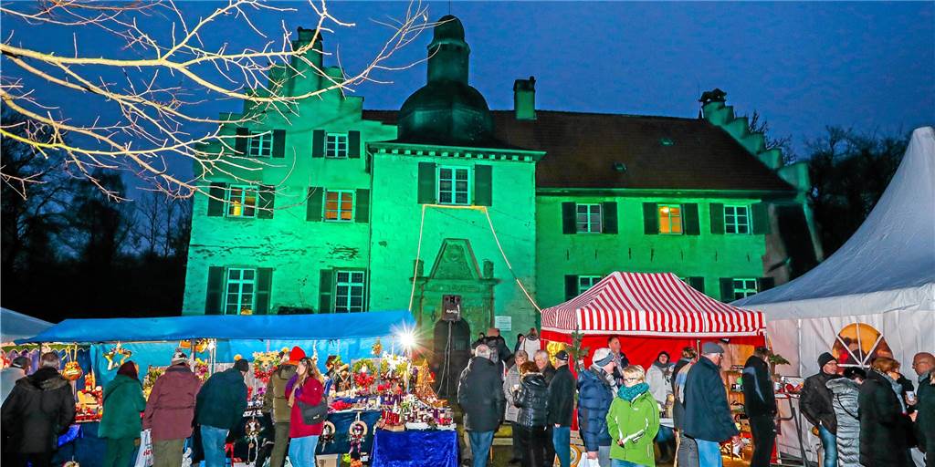 Romantischer Weihnachtsmarkt fällt aus – Schloss leuchtet trotzdem Der beliebte Adventsmarkt fällt aus, aber zumindest das Schloss wird angeleuchtet: ein Traummotiv für die Spaziergänger.