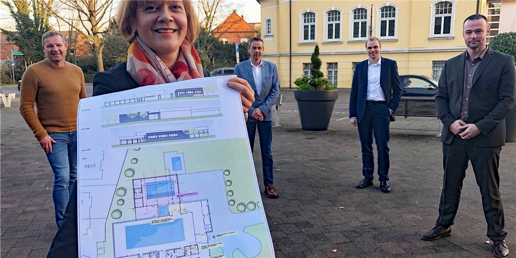 Förderantrag zum Lehrschwimmbecken war mit hohem Risiko verbunden Architektin Kirsten Klein-Bösing zeigt den Plan für das geplante Lehrschwimmbecken, das in einem Anbau am Hallenbad in Schermbeck entstehen soll. Bürgermeister Mike Rexforth, Berthold Schmeing, Thomas Wittwer (WSV) und Alexander Thomann (hinten v.l.) freuen sich über die Förderzusage, die das Projekt möglich macht.