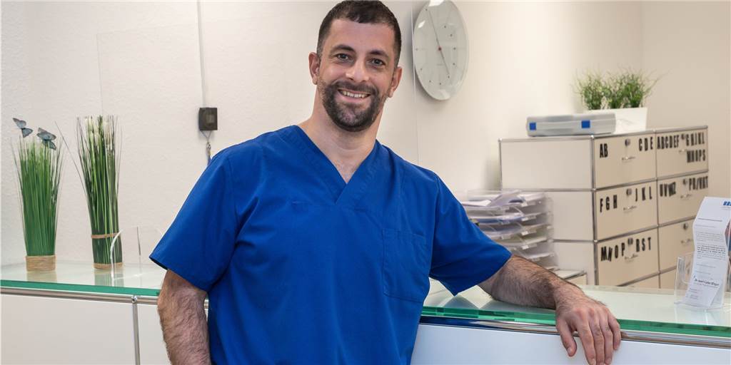 Arzt im Hotspot Nordstadt: „Zucke nicht mehr zusammen, wenn Test positiv ist“ Dr. med. Ceyhun Dogan nimmt in seiner Praxis in der Nordstadt täglich Abstriche für Corona-Tests.