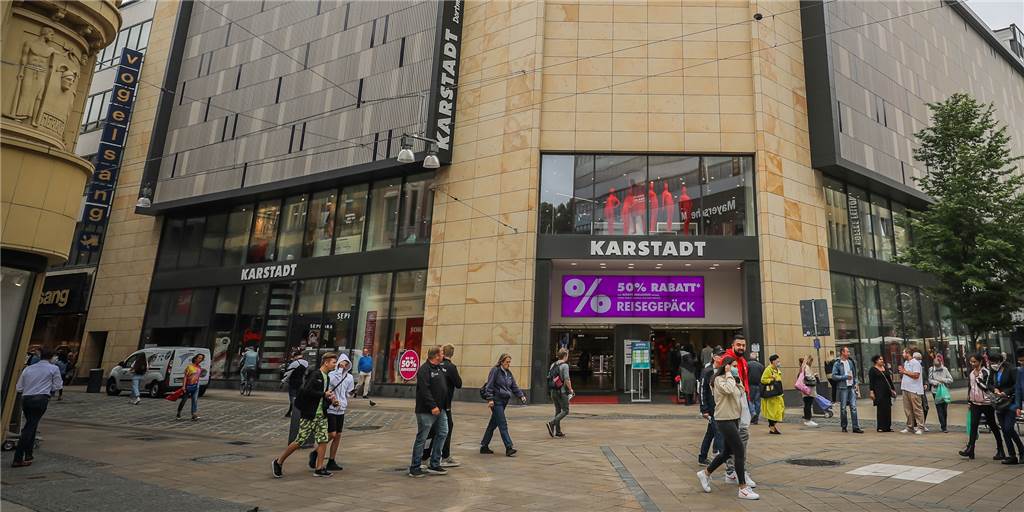 „Willkürlich und unverhältnismäßig“: Handel kritisiert Corona-Verschärfung Pro 20 Quadratmeter Grundfläche soll sich ab Dezember nur je eine Kundin oder ein Kunde in den großen Geschäften aufhalten.