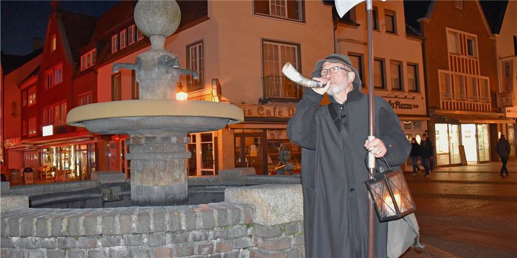 Station 1: Nachtwächter mussten trinkfreudige Halterner heimleuchten Paul Schrör läutet die digitale Nachtwächterführung am Brunnen auf dem Markt in Halterns Innenstadt ein.