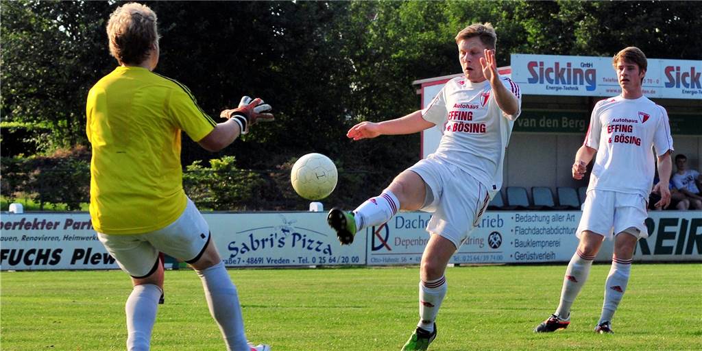 Buning und van den Berg: Beste Kumpels in Ellewick wiedervereint Gemeinsam standen die neuen Spielertrainer Marc van den Berg (M.) und Alexander Buning (r.) schon früher für den ASV auf dem Platz, wie hier im Juli 2012.