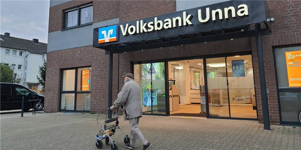 In der Volksbank-Filiale in Holzwickede wurde ein 71-jähriger Holzwickeder Opfer eines Automaten-Schubsers. Der unbekannte Täter erbeutete dabei eine stattliche Summe.