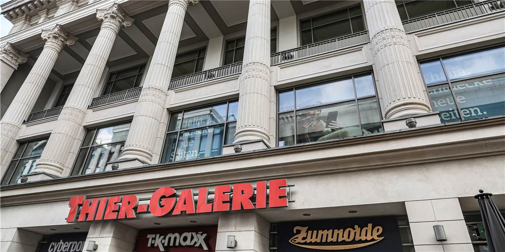 Kunden-Limit im Weihnachtsgeschäft: Was bedeutet das für die Thier-Galerie? Einige Geschäfte in der Thier-Galerie in Dortmund sind größer als 800 Quadratmeter und dürfen ab Dezember nur noch die Hälfte der Kunden gleichzeitig in den Laden lassen.