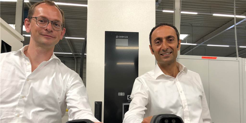 Dortmunder Firma Compleo kooperiert mit einem Fußball-Bundesligisten Die Vorstände der Compleo AG in Dortmund, Checrallah Kachouh (r.) und Georg Griesemann (l.), wollen jetzt auch die Fußball-Bundesliga flott machen.