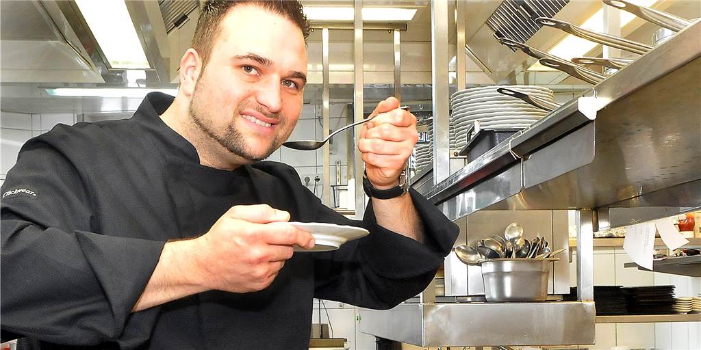 Halterns Sternekoch Daniel Georgiev auf einer Stufe mit Björn Freitag Daniel Georgiev, Chef de Cuisine in den Ratsstuben, freut sich über eine erneute Auszeichnung.