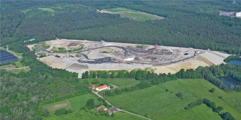 Ölpellets: Weitere Bohrungen „rechtlich nicht durchsetzbar“ Das Luftbild vom 22. Mai 2012 entstand zu einem Zeitpunkt, als noch Ölpellets auf dem Mühlenberg in Gahlen abgelagert wurden. Ein neues Gutachten bezweifelt, dass die bisherigen Sicherungssysteme das Grundwasser effektiv schützen.