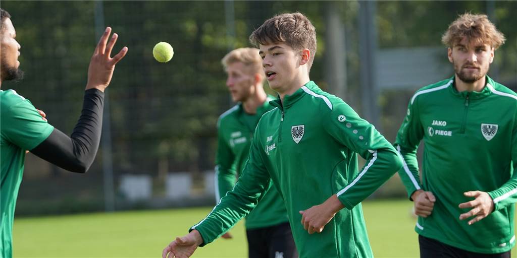 Mit 16 bei den Profis – SC Preußen hat Pläne mit Ahauser Jonathan Wensing Beim Fördertraining des SC Preußen steht Jonathan Wensing (M.) mit Oberliga- und Regionalligaspielern des SC Preußen auf dem Platz.
