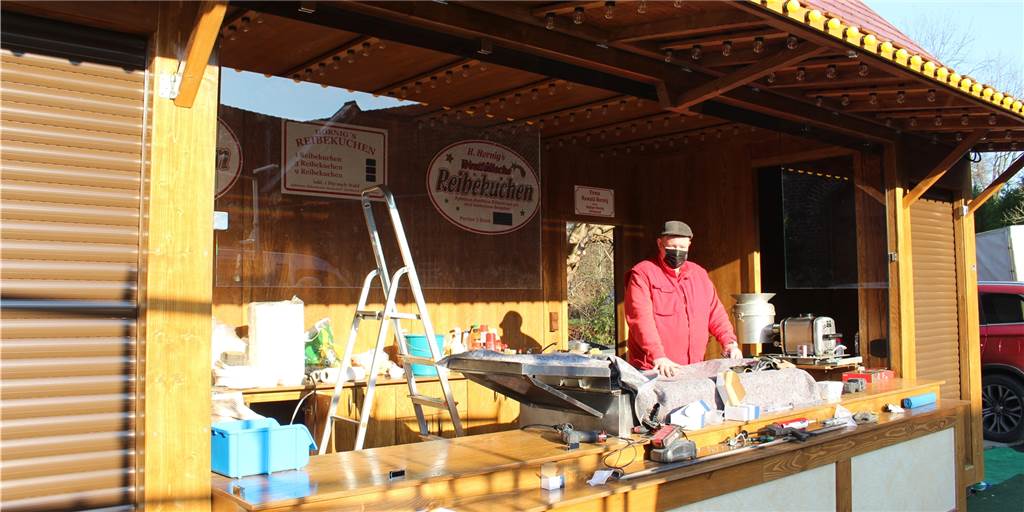 Die zweite Hütte: Jetzt hat Rüdiger Hornig fast einen Weihnachtsmarkt Am Freitag wurden noch Glasscheiben eingebaut. Am Samstag feiert Rüdiger Hornigs neue Verkaufshütte Premiere.