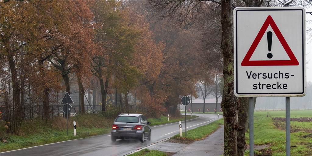 Was die Versuchsstrecke in Heek für Autofahrer so tückisch macht Das Schild macht unmissverständlich klar, worum es sich bei dem Teilabschnitt der L573 handelt.