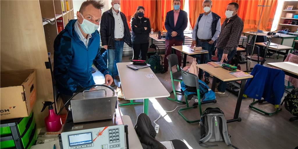 Lüftungsversuche mit Verstärkung aus Gießen in zweiter Runde gestartet Zusammen ging die Testphase in die zweite Runde. Mit dabei (v.l.): Tobias Ott, Projektleiter für Prof. Seipp TU Gießen, Bürgermeister Dieter Berkemeier, Rojda Polat (TU), Rektor Knut Kasche, Alfred Mennekes und Paveld Melnik (TU).