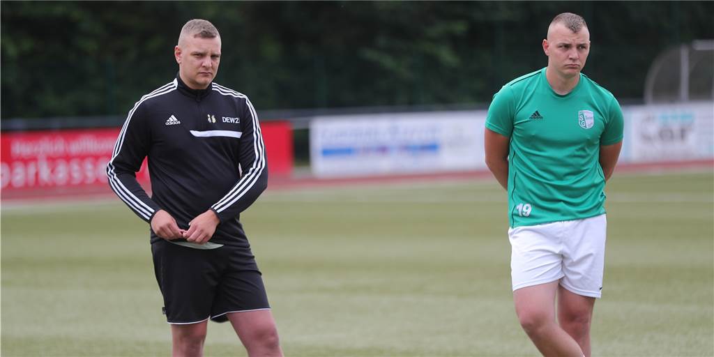 Paul und Daniel Ulrich von der SG Selm: Zwei Brüder, bei denen es auf dem Platz gern kracht Paul (l.) und Daniel Ulrich stehen sich deutlich näher, als dieses Bild vermuten lässt.
