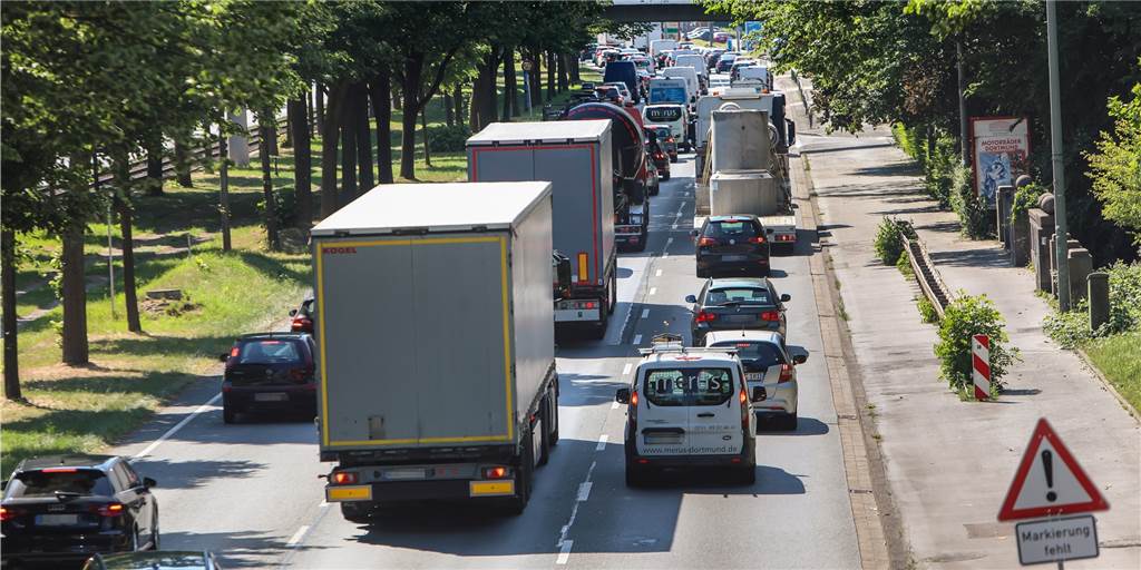 Durchfahrverbot auf der B1: Großteil der Lkw hält sich nicht dran Die B1-Bürgerinitiative will den Lkw-Verkehr auf der B1 in Dortmund verringern.