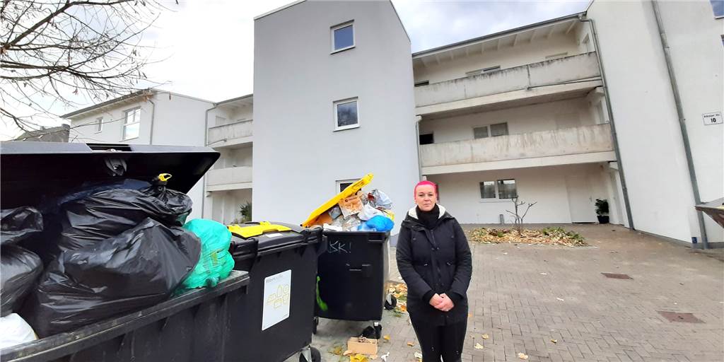 Junge Familie will nur noch weg: Traumwohnung wird zum Alptraum Jessica Martinez Y Schmidt vor dem Haus an der Albinger Straße 10: Dort quellen die Müllcontainer über.