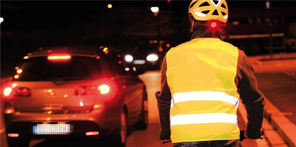 Polizei: „Radfahrer unterschätzen die Gefahr durch Autofahrer!“ Radfahrer haben viele Möglichkeiten, sich selbst im Straßenverkehr zu schützen.