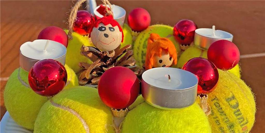 Tennis bleibt drinnen verboten und draußen eine Gaudi Tennis-Adventskranz