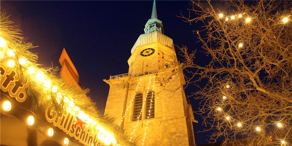 Auf Lieferclaus folgt Schinkenclaus: Arens‘ Weihnachtsmarkt wächst Der Schinkenclaus geht am Samstag an den Start: Nicht wie sonst auf dem Weihnachstmarkt, sondern in Oestrich wird Peter Arens (M.) den beliebten Grillschinken anbieten.