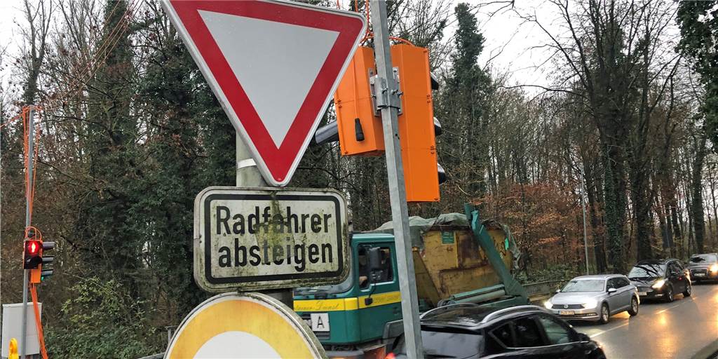 Riesenstaus am Südring: „Verkehrsführung wird 7 bis 8 Monate bleiben“ Eine Baustellenampel an der Einmündung Südring/Kamener Straße sorgt seit Montag, 1. Dezember, für lange Rückstaus.