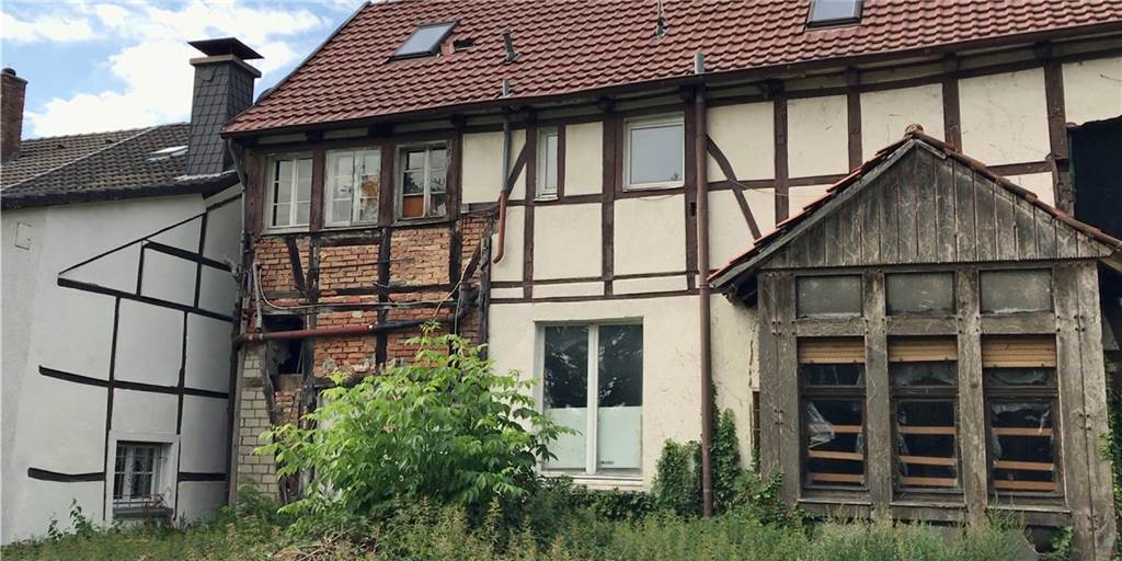 Das verwahrloste Haus an der Südmauer ist den Wernern ein Dorn im Auge. Abhilfe zu schaffen, ist schwierig. Die Politik will eine Enteignung prüfen lassen.