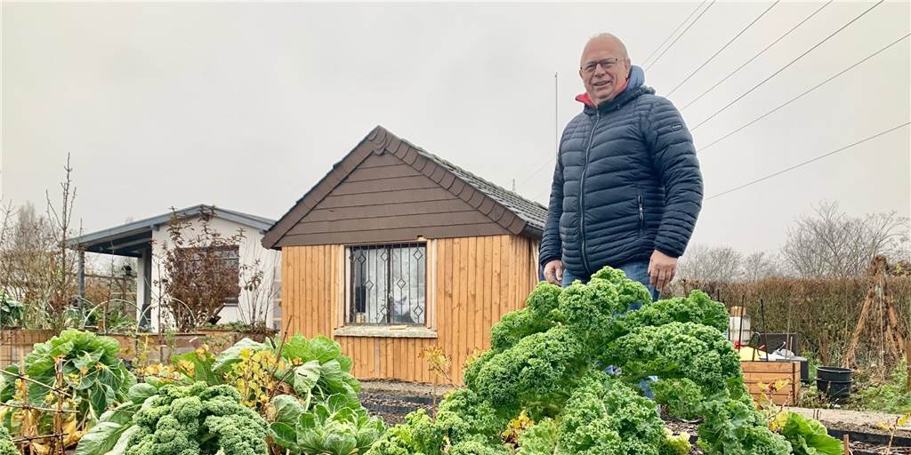 Corona sei Dank: Gartenverein kann sich vor Anfragen kaum retten Jürgen Beckmann in dem neuen Lehrgarten. Noch ist nicht alles fertig. Aber Grünkohl gibt es schon.