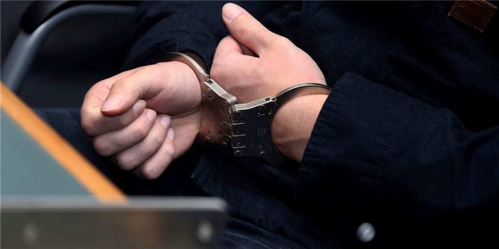 Nach Fund von Waffen und Drogen: Halterner (44) sitzt in U-Haft Ein 44-jähriger Mann aus Haltern sitzt nun in U-Haft. Gegen ihn läuft ein Ermittlungsverfahren wegen des Verstoßes gegen das Waffengesetz und wegen des illegalen Handels mit Betäubungsmitteln in nicht geringen Mengen.
