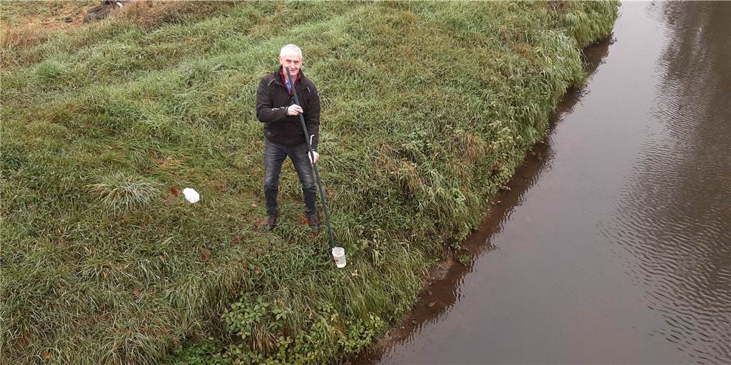 Landwirte lassen Berkel beproben: So viel Nitrat ist im Wasser Josef Herick nimmt eine Probe aus dem Fließgewässer.