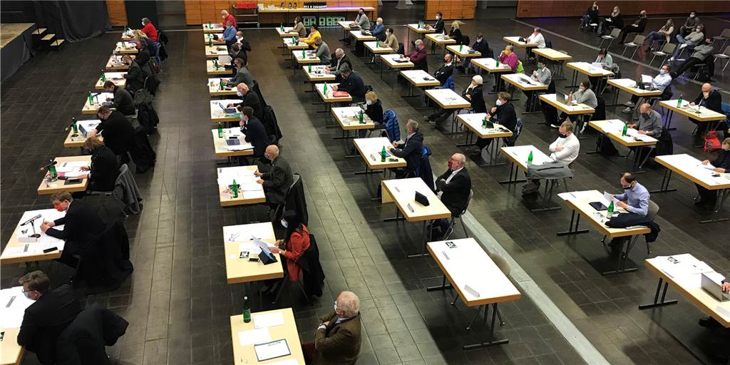 Komplexes Verfahren im Stadtrat: Parteien liefern sich Personal-Krimi Die erste richtige Ratssitzung der neuen Periode in der Europahalle: Für die Mitglieder gilt Maskenpflicht.