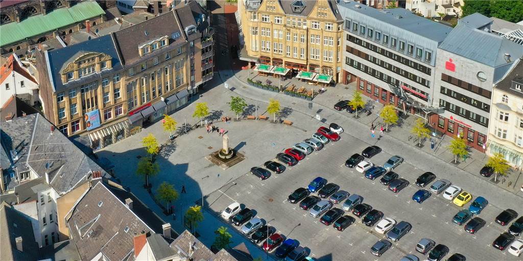 Autofahrer dürfen für den Wochenend-Bummel in Castrop gratis parken Wer in der Altstadt Freitagnachmittag oder Samstag parkt, muss bis Neujahr vorerst keine Parkgebühren zahlen.
