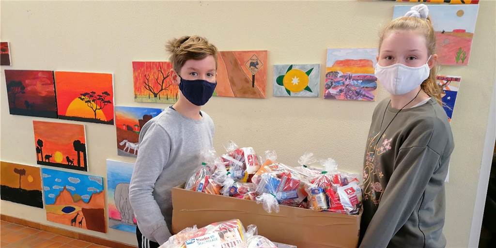 Feuerwehr-Spende: Hunderte Weihnachtstüten an der Kreuzschule verteilt Fleißig wurden Süßigkeiten gesammelt.