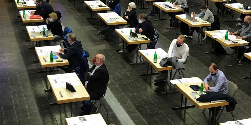 Stadtrat kostet die Castrop-Rauxeler seit dem 1. November noch mehr Geld Die erste richtige Ratssitzung der neuen Periode in der Europahalle: Der Rat ist auf 52 Mitglieder angewachsen, die jetzt höhere Aufwandsentschädigungen erhalten.