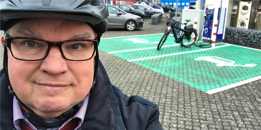 Nordkirchen in der Spitzengruppe bei der Teilnahme am Fahrrad-Klimatest Platz für Elektroräder und -autos in Nordkirchen. Manfried Kuliga hat das durch dieses Foto dokumentiert.