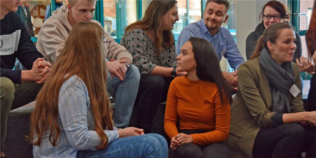 Ehemalige Gesamtschüler stellen Berufe vor - aber erst zu Ostern Entspannte Atmosphäre, Beratung auf Augenhöhe: Das neue Beratungsangebot für Oberstufenschüler an der Gesamtschule Olfen fand im vergangenen Jahr großen Anklang. Eine ähnliche Aktion plant auch der Ehemaligen-Verein der Johann-Conrad-Schlaun-Gesamtschule Nordkirchen.