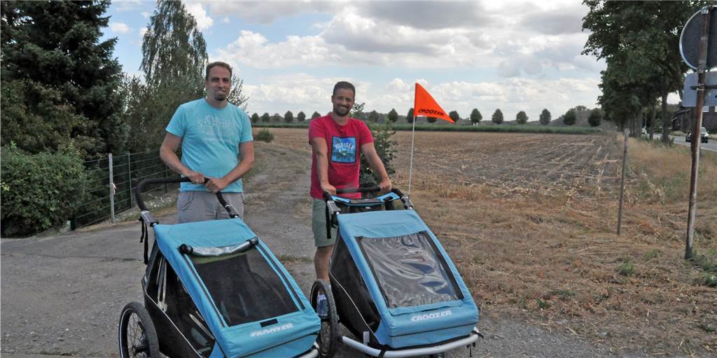 Zwei Lüner Väter in Elternzeit: Beziehung zu Kindern ist intensiver Richard Zastrow (l.) und Danijel Planinic mit den Fahrradanhängern für ihre Kinder. Das Archivbild wollten die beiden eigentlich jetzt noch mal nachstellen, doch das Wetter spielte nicht mit.