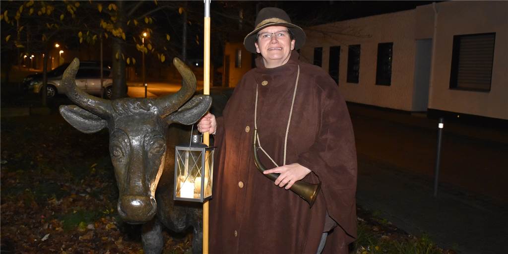 Station 6: So rief der Hirte die Kühe auf dem Kohküttelmarkt zusammen Nachtwächterin Karin Seine vor der Kuh-Statue auf dem Kohküttelmarkt. Das ist Plattdeutsch für "Kuh-Köttel-Markt".