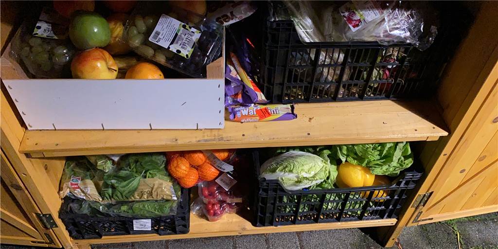 Ärgerlich: Beim Foodsharing in Werne werden nicht nur Lebensmittel mitgenommen Blick in die Foodsharing-Fair-Teiler-Station Pavarotti in Werne-Stockum: Die erste Foodsaverin in Werne, Karina Psoch, ärgert sich darüber, dass die Einwegkisten immer wieder verschwinden. Sie kündigt drastische Konsequenzen an, wenn die Kisten nicht wieder auftauchen sollten.