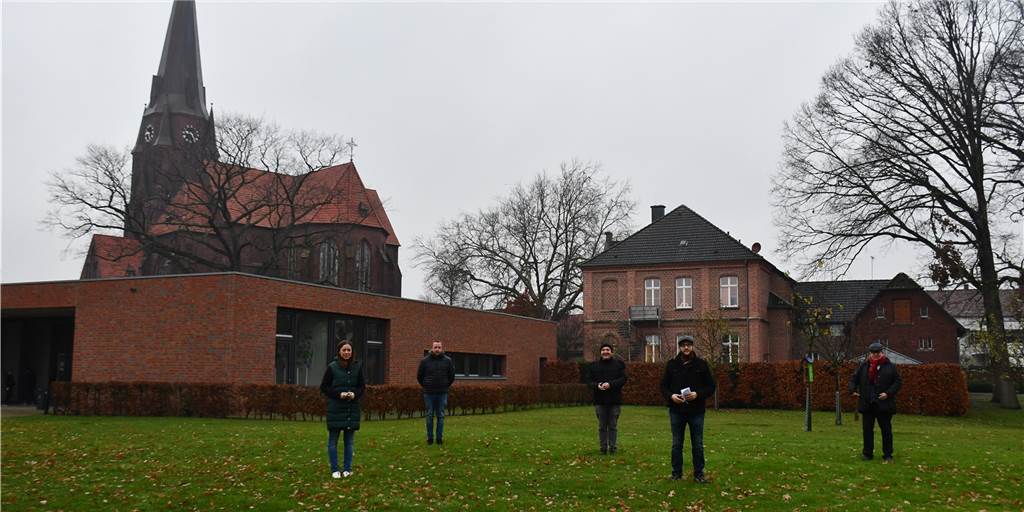Weihnachtsgottesdienste Open Air: Das planen die Gemeinden in Olfen Da, wie Eva Beckmann von der Stadt (v.l.), Tobias Nathaus von TLS, der katholische Pfarrer Ulrich Franke, Pastoralreferent Martin Reuter und evangelischer Pfarrer Thorsten Melchert stehen, soll an Heiligabend eine Bühne aufgebaut sein - für Open-Air-Gottesdienste.