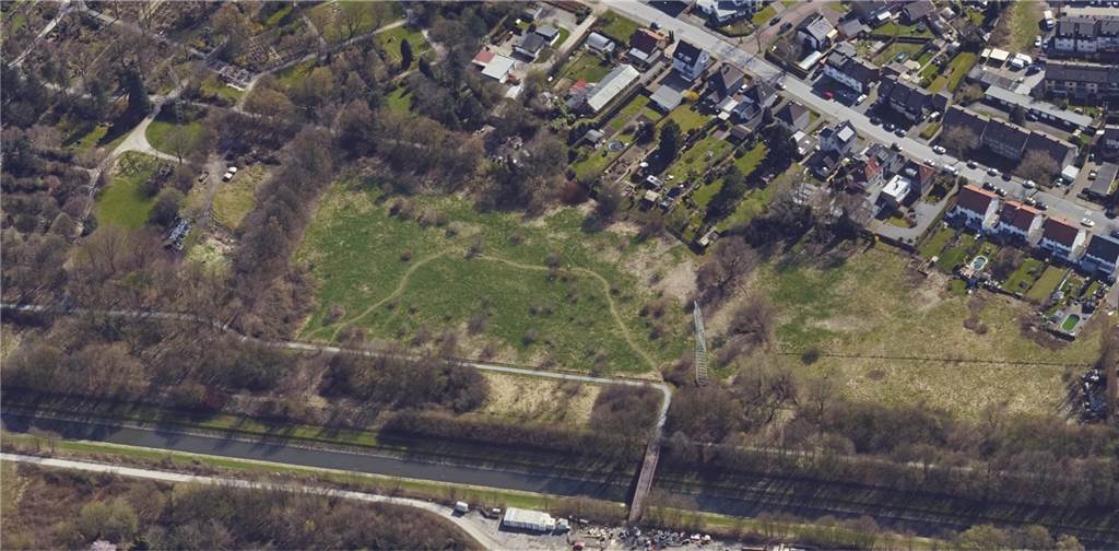 Letzte Chance für Gegner des Bebauungsplans Am Emscherufer Die Emscher (unten) und die Bebauung an der Heerstraße (oben) begrenzen das geplante Baugebiet mit dem Namen "Am Emscherufer", in das eine 250 Jahre alte Stieleiche integriert werden soll. Über dem Gebiet verläuft eine Stromtrasse.