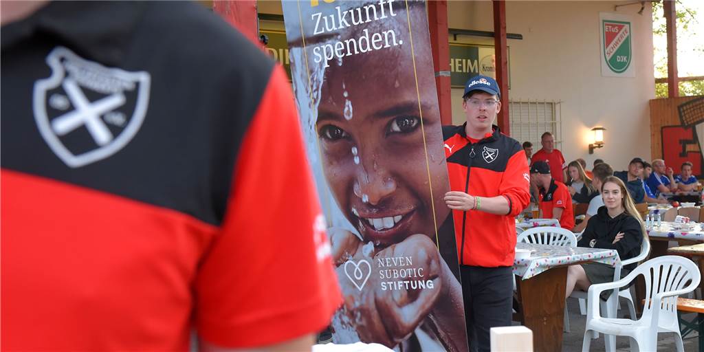 Ungewöhnliche Aktion: Holzpfosten Schwerte wollen über 2000 Euro für Subotic-Stiftung sammeln Ungewöhnliche Aktion: Holzpfosten Schwerte wollen über 2000 Euro für Subotic-Stiftung sammeln