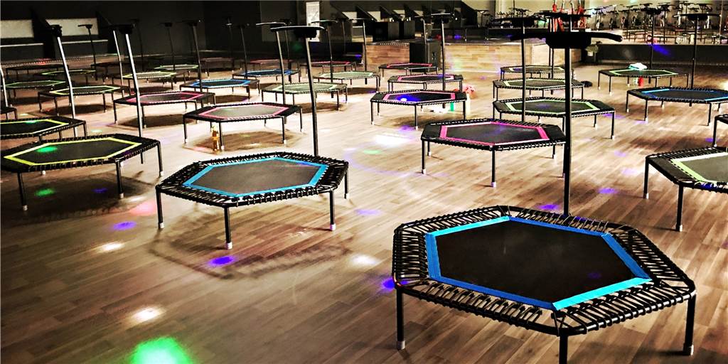 Trampolin für daheim: Feel Fit Werne verleiht Equipment aus Fitness-Studio Sport daheim statt im Studio: Damit auch virtuelle Sportkurse wie „Jumping“ funktionieren, benötigen die Teilnehmer das entsprechende Equipment. Deshalb verleihen die Verantwortlichen des Feel Fit in Werne nun unter anderem Trampoline.