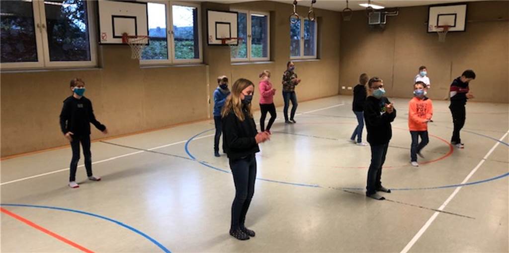 Halterner Silverbergschüler proben für den Jerusalema-Flashmob-Tanz Die Schüler üben für den Flashmob, bei schlechtem Wetter auch in der Turnhalle.