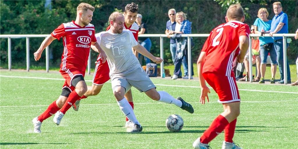 Restart im Januar? Michael Onnebrink ist skeptisch, Timo Ostdorf warnt Wann Kevin Schulz (grau) und seine Mitspieler von Concordia Flaesheim wieder auf dem Platz stehen können, ist noch ungewiss.
