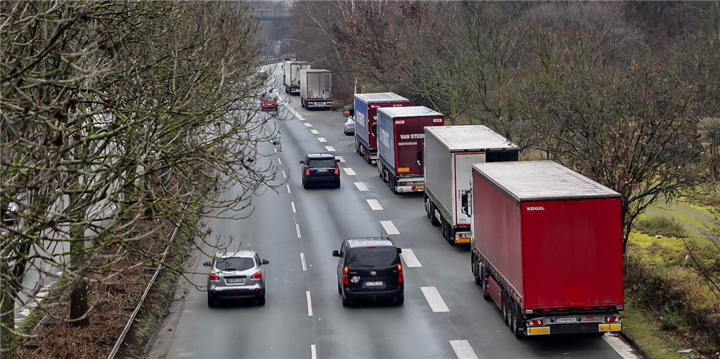 Bis zu 45 Lkw am Straßenrand: Gefahr für den Verkehr nahe Amazon Zu Spitzenzeiten stehen hier auf dem Randstreifen der Brackeler Straße in Dortmund über 40 Sattelschlepper dicht an dicht.