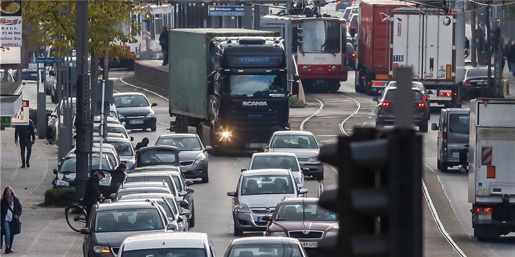 Fehlendes Verkehrskonzept: Wird Eving zum abgehängten Stadtbezirk? Auf der Evinger Straße quillt der Verkehr über. Ein Verkehrskonzept ist trotzdem noch lange nicht in Sicht