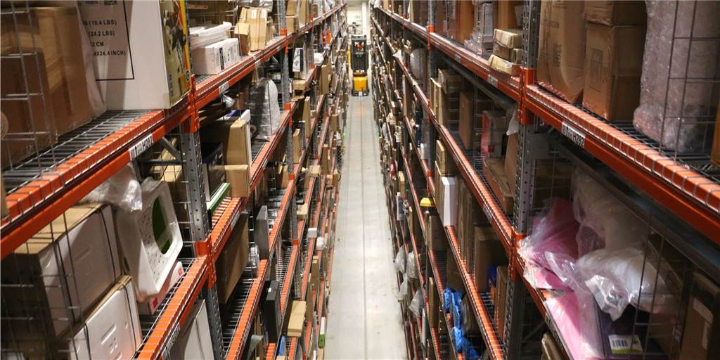 Streik und Personalveränderung: So zeigt sich das Weihnachtsgeschäft bei Amazon in Werne Blick in das Logistikzentrum von Amazon in Werne: Hier stecken die Mitarbeiter mitten im Weihnachtsgeschäft. Das ist auch an der Veränderung beim Personal und am Streik zu spüren.