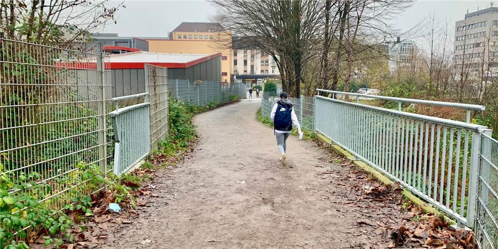 Jugendliche überfallen Schüler: Schon wieder ein Raubdelikt im Dortmunder Süden Keine soziale Kontrolle, keine Beleuchtung: Dieser Verbindungsweg zwischen Schulen und Ortskern ist gefürchtet.