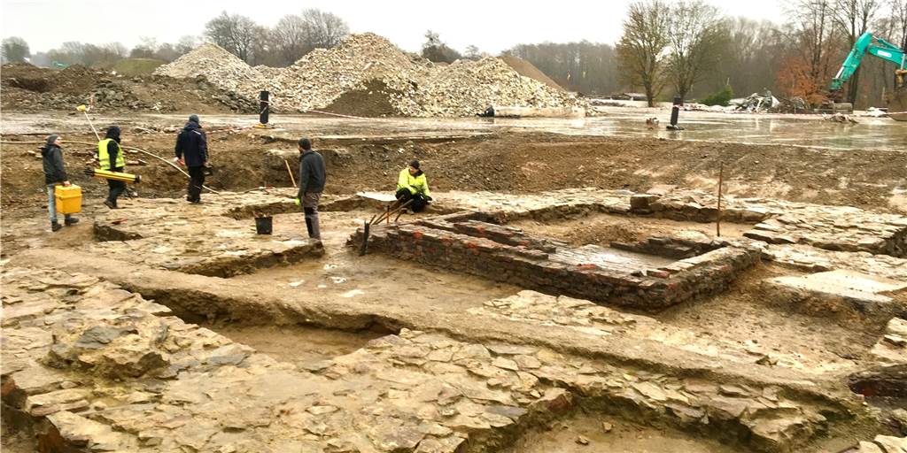 Archäologen graben bei Wilo Kapelle und Gruften derer von Romberg aus Zwei Meter breit sind die Fundamente der Grabkapelle. In der Mitte stand die Doppelgruft für das Fürstenpaar.