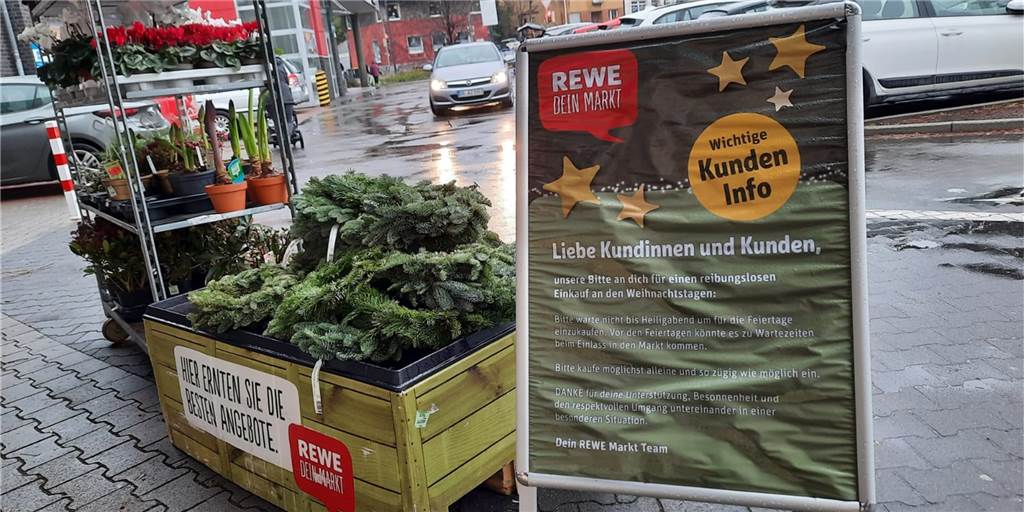 Rewe-Märkte im Corona-Stress: „Bitte nicht mit der ganzen Familie einkaufen“ Auf großen Plakaten werben die Dortmunder Rewe-Märkte für besonnenes Einkaufen, gerade in der Vorweihnachtszeit.