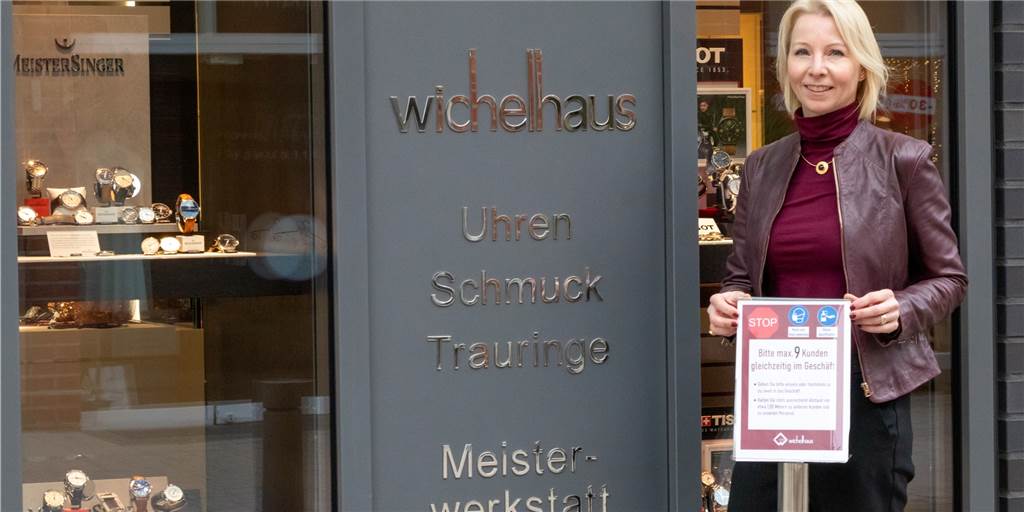 Laufkundschaft fehlt: Ahauser kaufen in Corona-Zeiten gezielter ein Vor dem Juweliergeschäft Wichelhaus bilden sich zu Spitzenzeiten Schlangen. Geschäftsführerin Elke Fleer und ihr Team dürfen nur neun Kunden gleichzeitig bedienen.